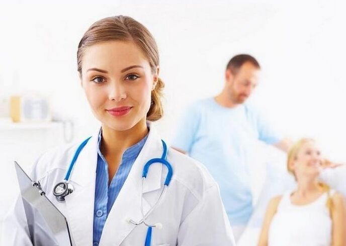 Il medico tratta il dolore all'anca