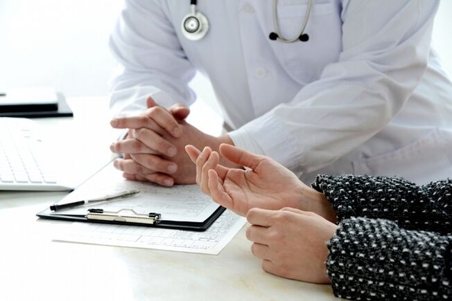 Visita un medico per l'artrite e l'artrosi